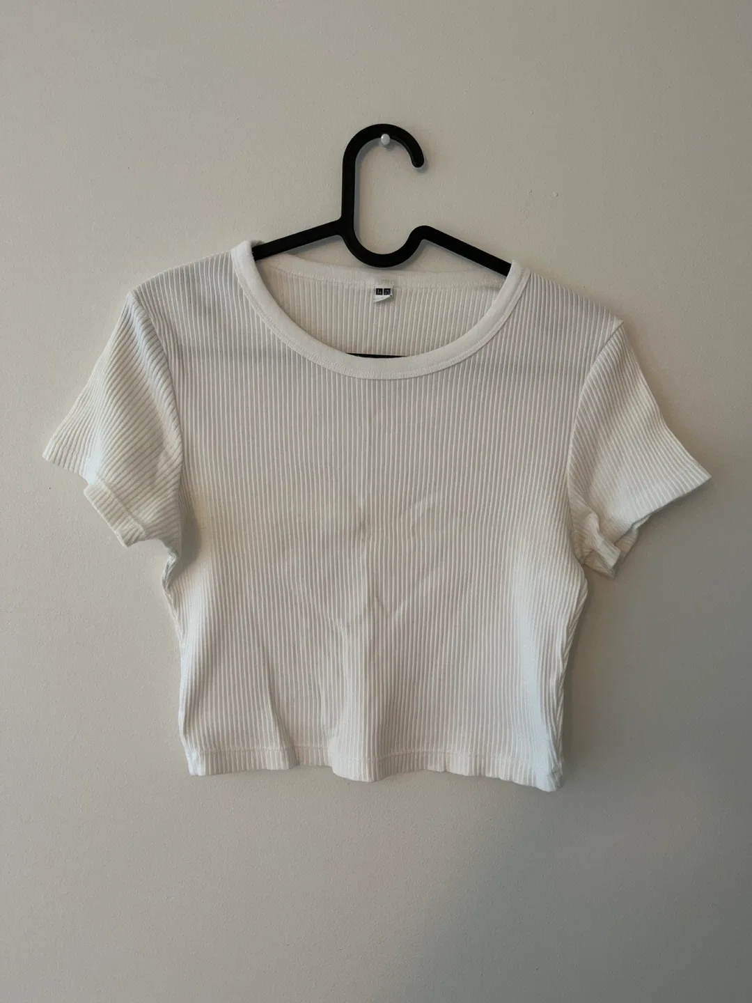 uniqlo basic white tee