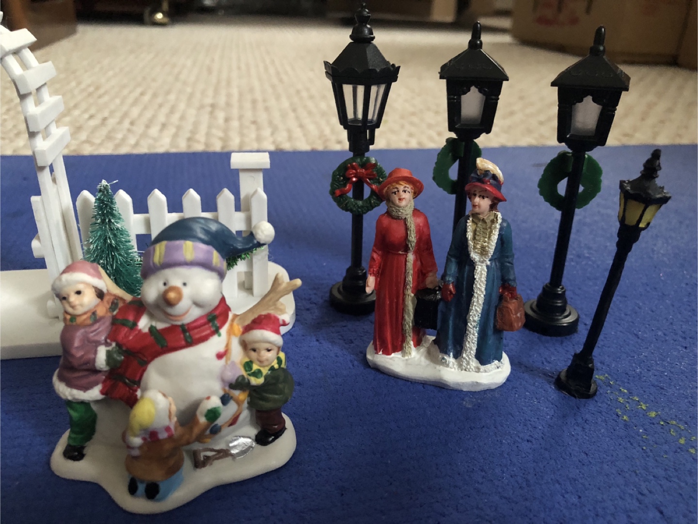Christmas Village Figurines - photo 2