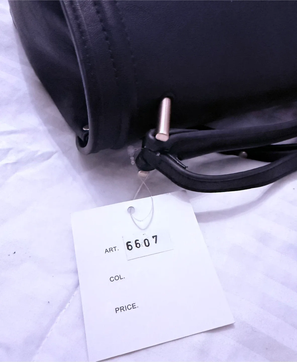 BNWT Inzi black clasp crossbody shoulder bag. image indicator(2)