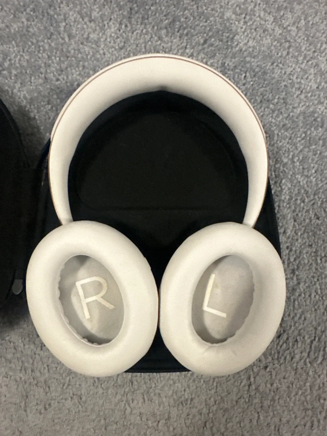 Bose Noise Cancelling Headphones 700 - White image indicator(2)