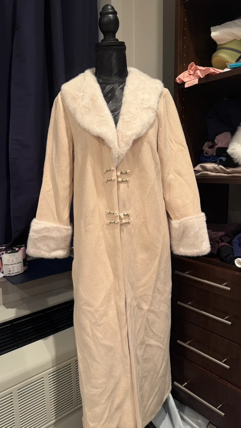 Long beige coat with faux fur trim and unique button