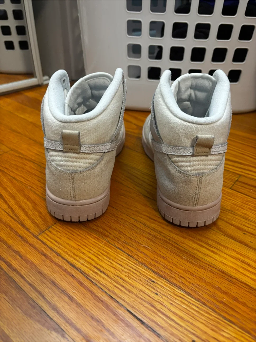 Nike Dunk High - Unisex Women’s 9.5 - Men’s 8 image indicator(4)