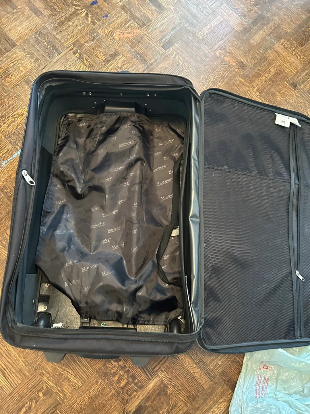 Black Suitcase image indicator(3)