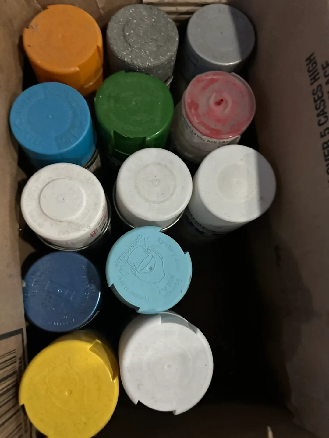 Mixed Lot of Spray Paint Cans- all for 20$