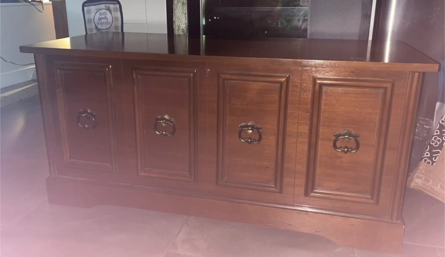 Huppe Freres Ltee Cedar Chest Model 1110-30 image indicator(2)