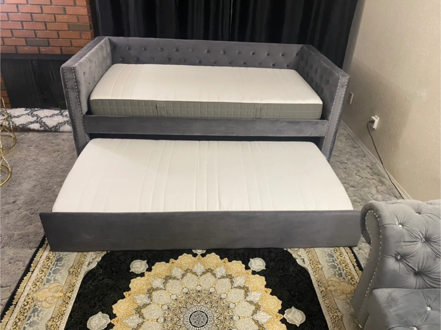 Grey Upholstered Daybed with Trundle image indicator(8)