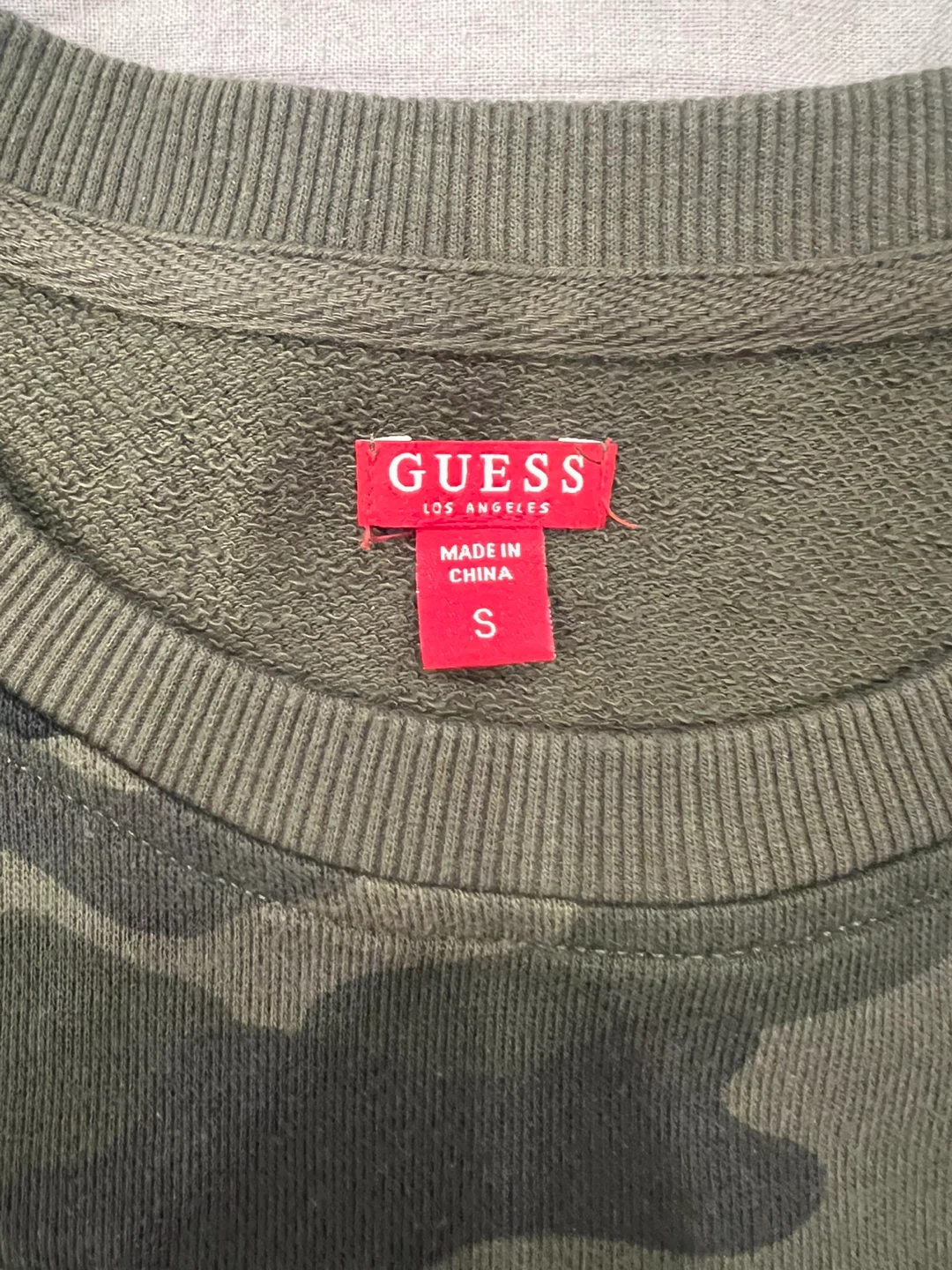 Guess Camo Print Crewneck - Size Small @Closet “#Cleanout” - photo 2