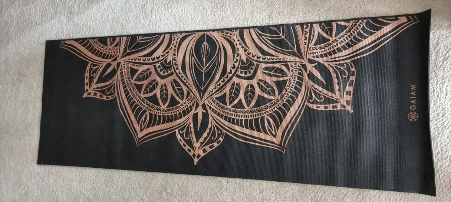 Gaiam Bronze Medallion Yoga Mat, Black/Gold, 4-mm image indicator(3)