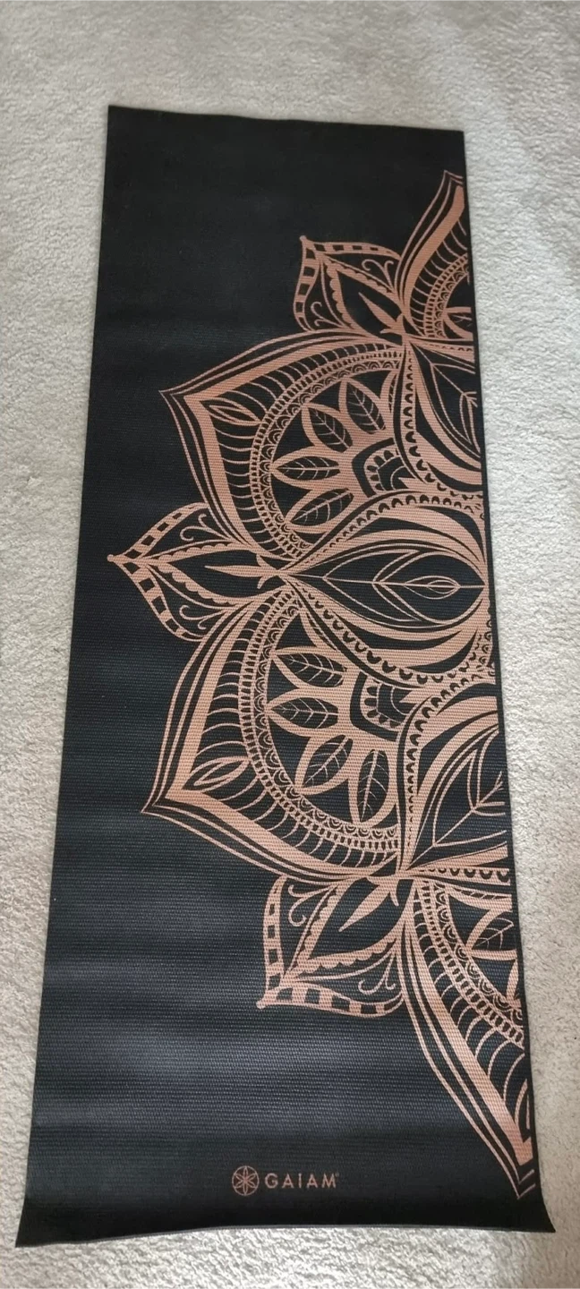 Gaiam Bronze Medallion Yoga Mat, Black/Gold, 4-mm - photo 2