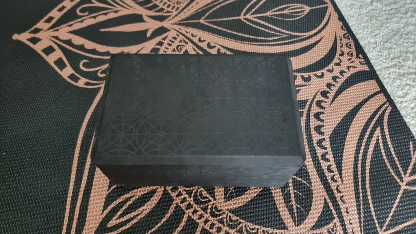 Gaiam Bronze Medallion Yoga Mat, Black/Gold, 4-mm