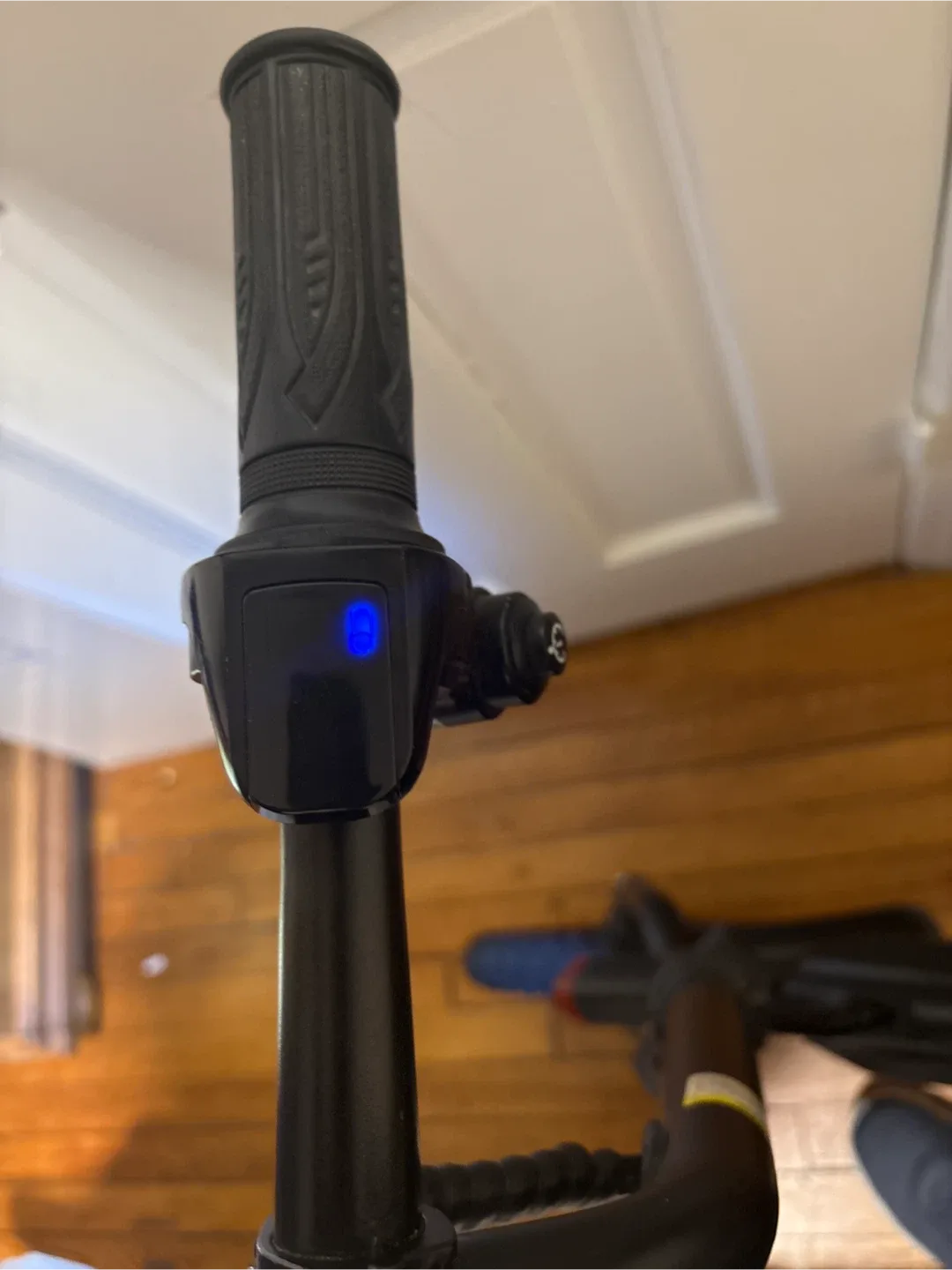 LEADZM Electric Bike - Black image indicator(4)