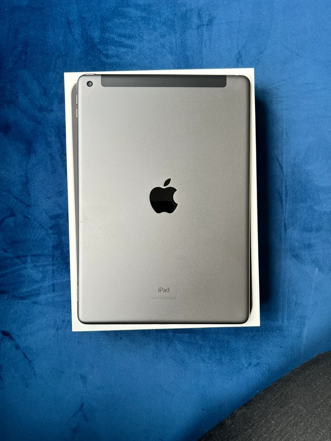 Apple iPad cellular+ WIFI (Gen 7 ) image indicator(3)