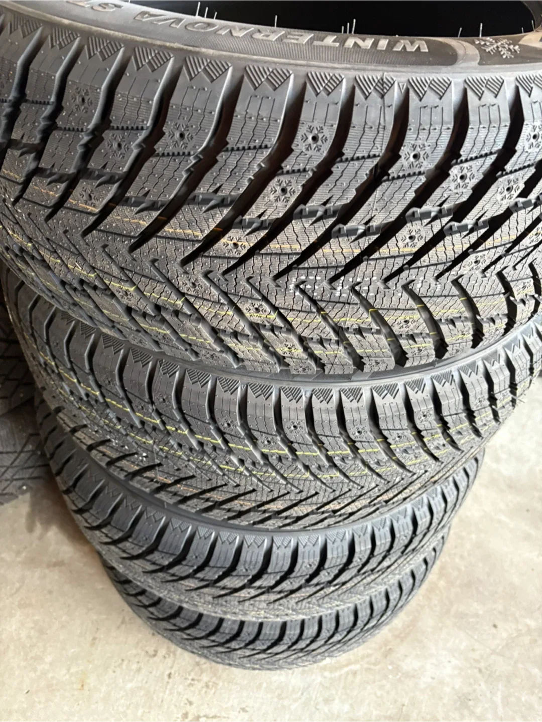 Winternova Studdable Winter Tires 235/55R17 image indicator(3)