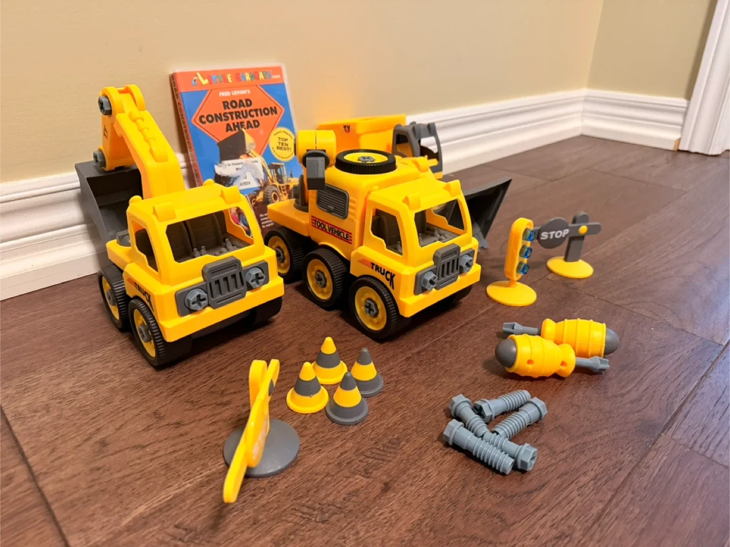 Take Apart Construction Toy + Brand New Tool Trunk Road DVD Set image indicator(2)