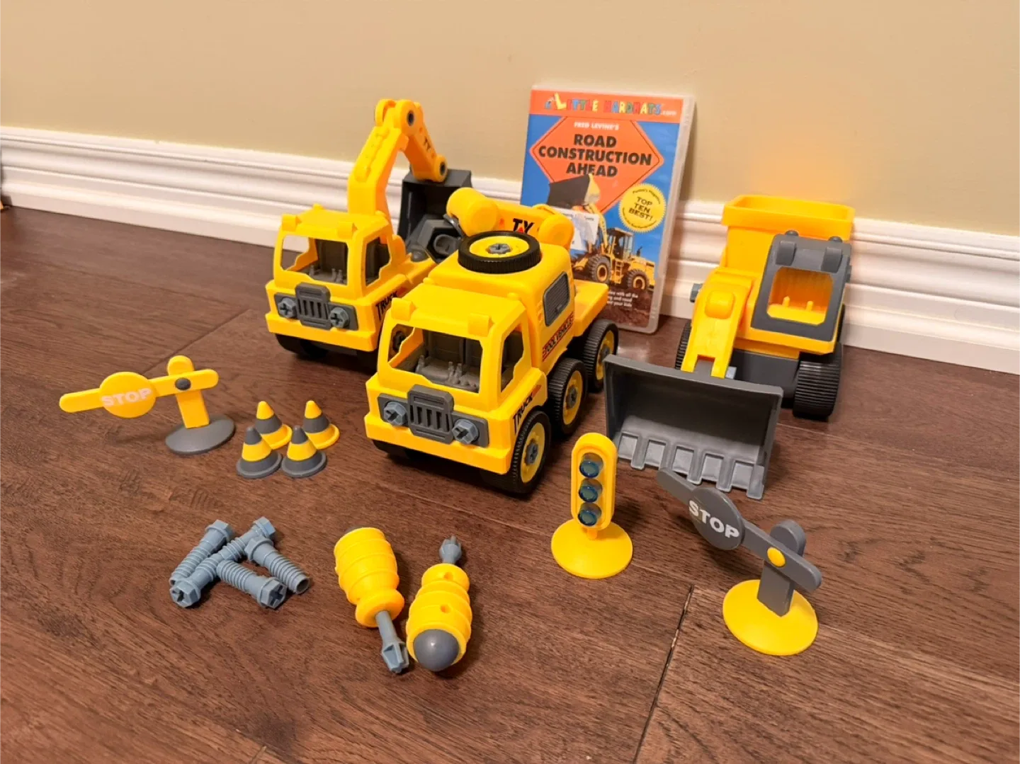 Take Apart Construction Toy + Brand New Tool Trunk Road DVD Set image indicator(3)