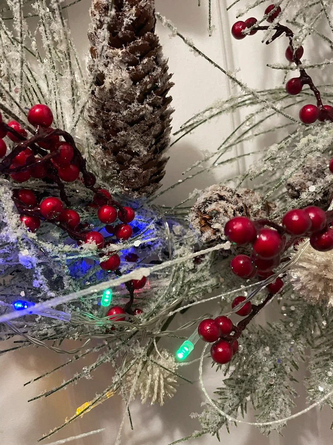 Original Christmas Wreath with Pinecones & Berries image indicator(3)