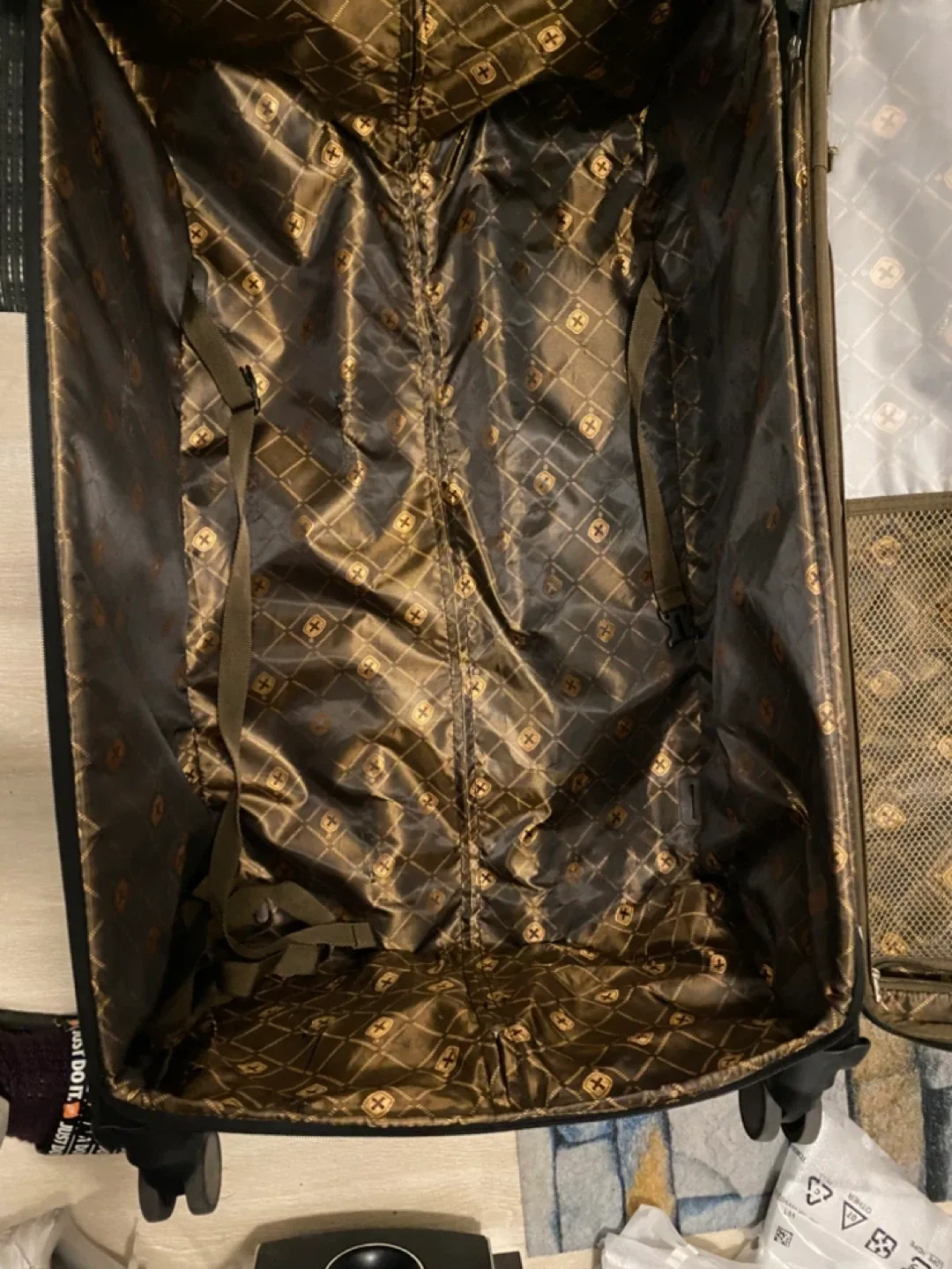 #Cleanout SwissGear Black Suitcase – image indicator(3)