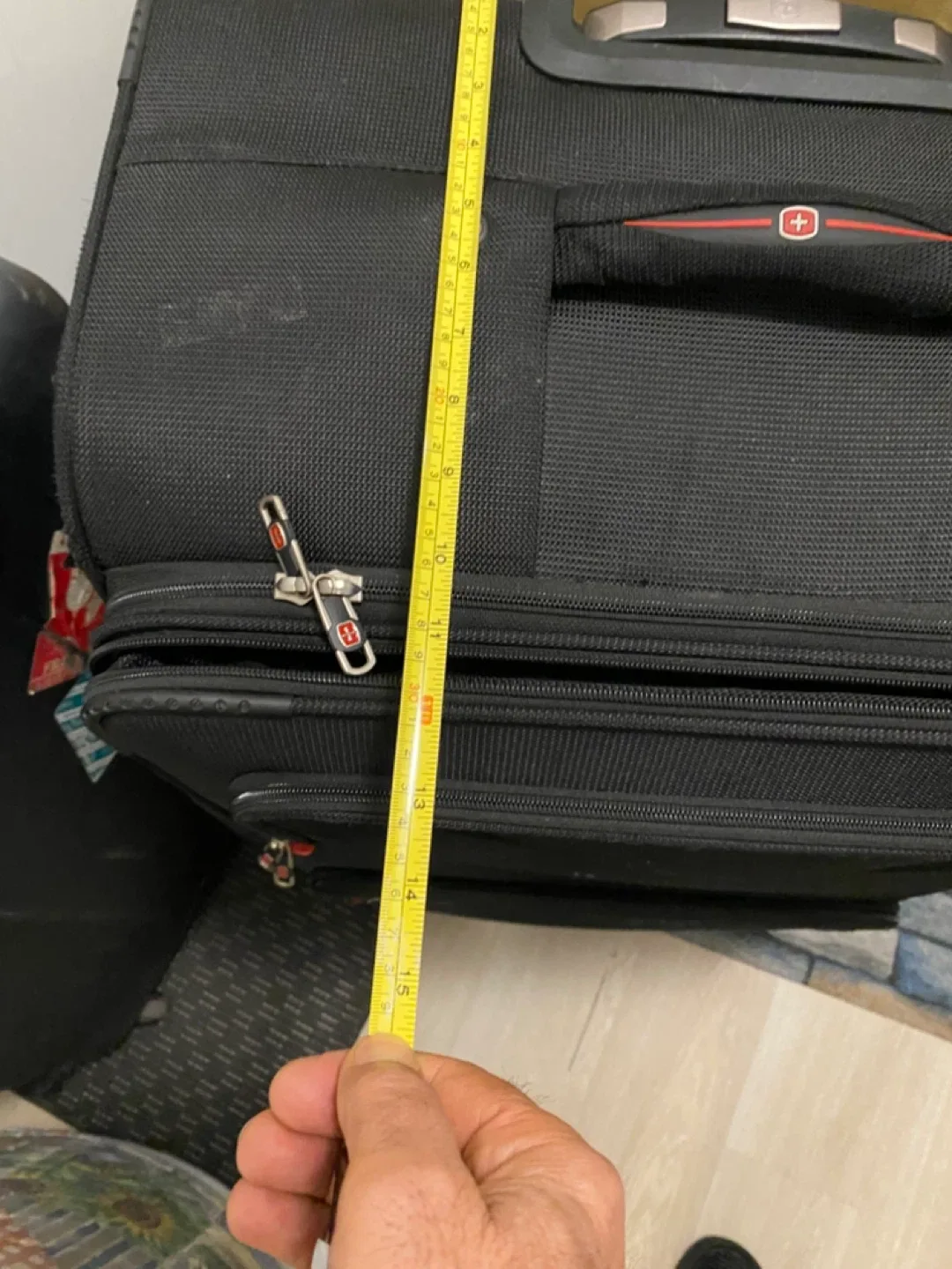 #Cleanout SwissGear Black Suitcase – image indicator(6)