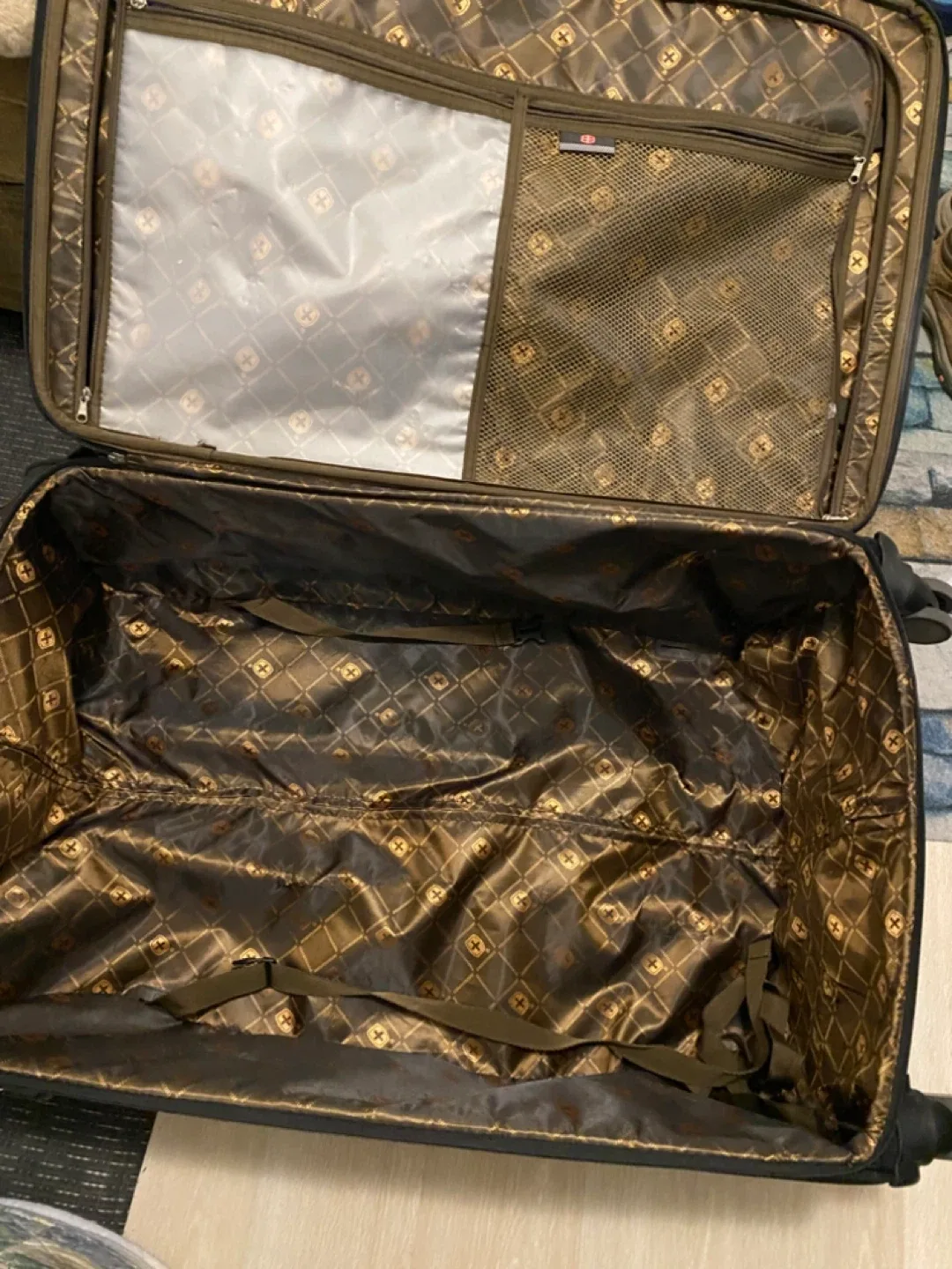 #Cleanout SwissGear Black Suitcase – image indicator(4)