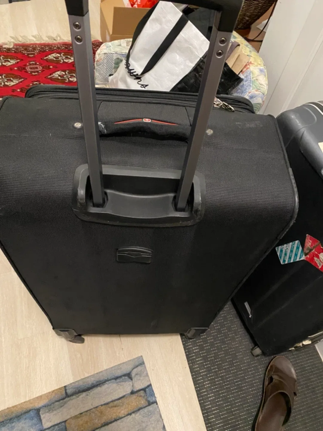 #Cleanout SwissGear Black Suitcase – image indicator(7)