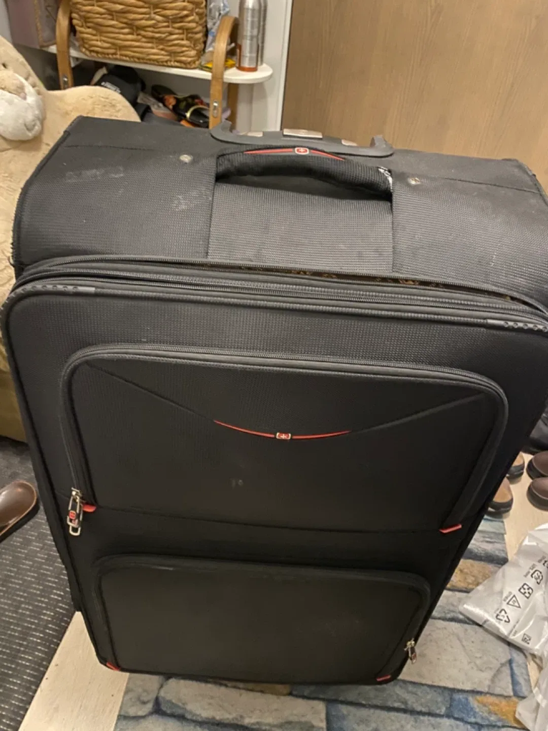 #Cleanout SwissGear Black Suitcase – image indicator(9)