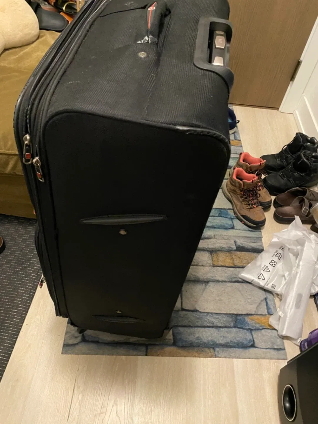 #Cleanout SwissGear Black Suitcase – image indicator(10)