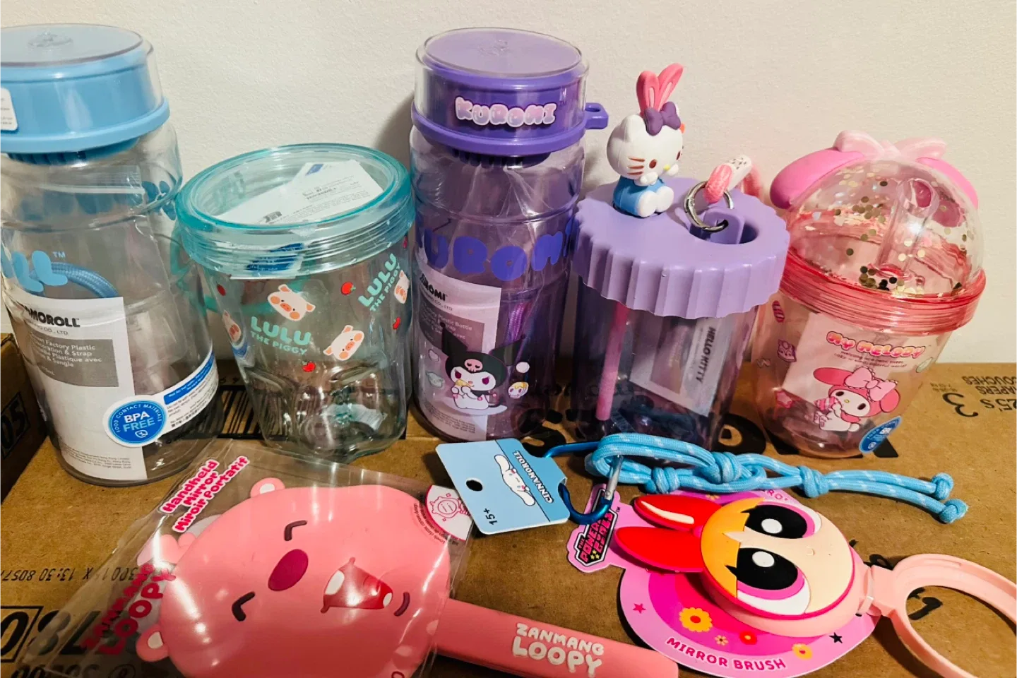 Miniso Sanrio Water Bottles & Mirror image indicator(7)