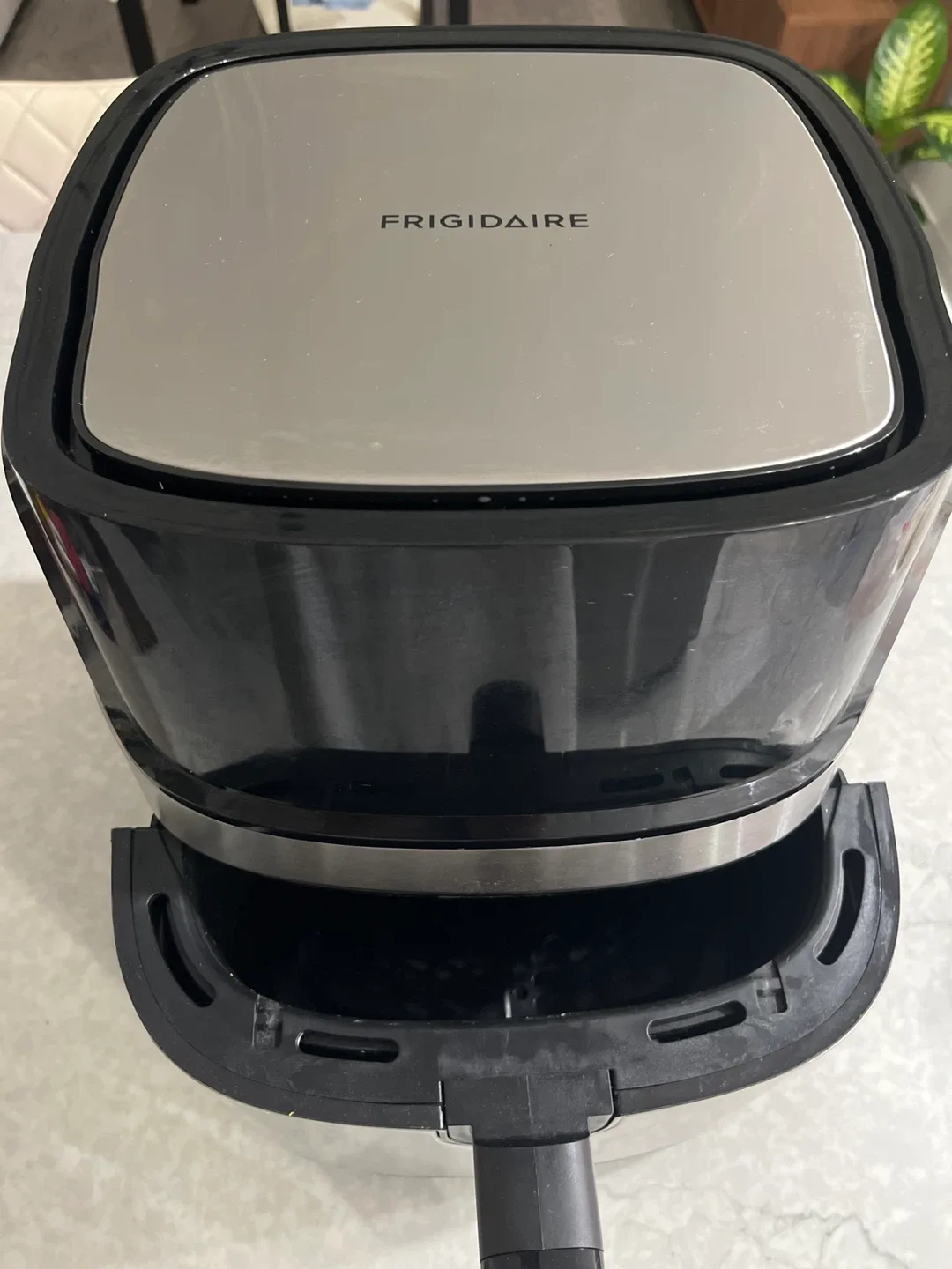 Frigidaire Air Fryer - Great Condition! image indicator(2)