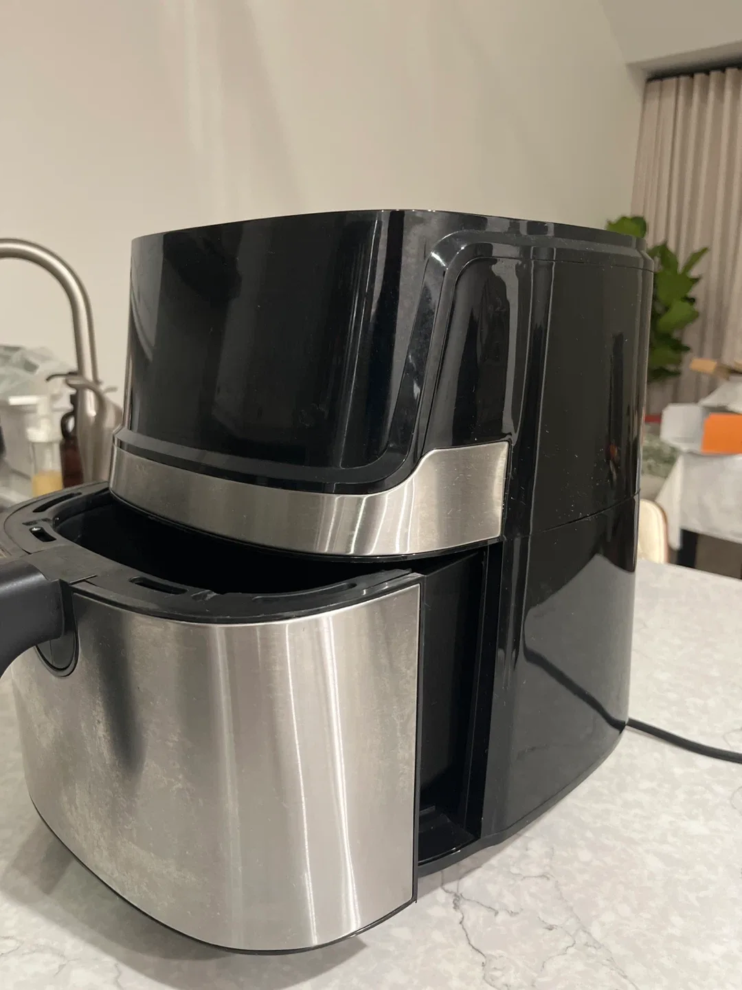 Frigidaire Air Fryer - Great Condition! image indicator(3)