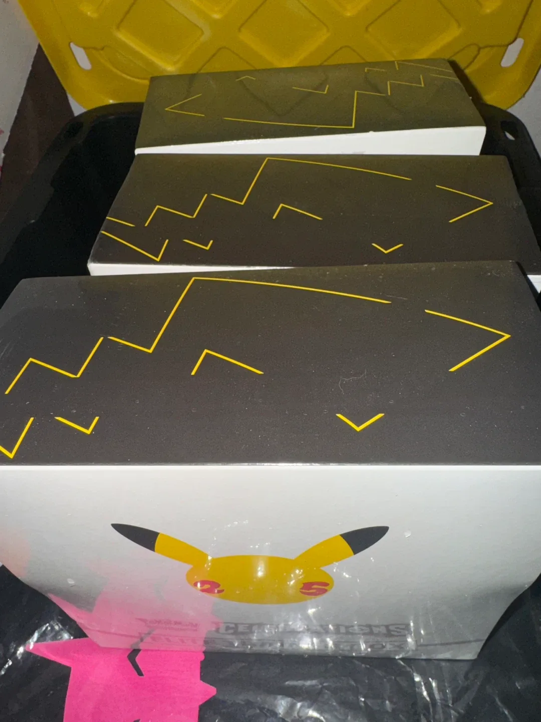 Pokemon TCG Celebrations Elite Trainer Box image indicator(2)