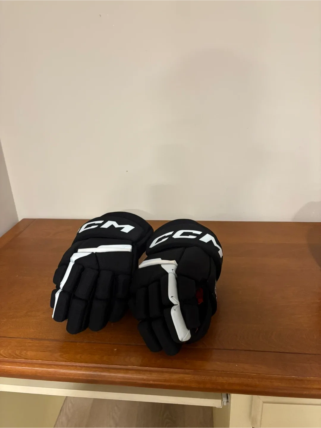 CCM Hockey Gloves & Helmet - Black image indicator(2)