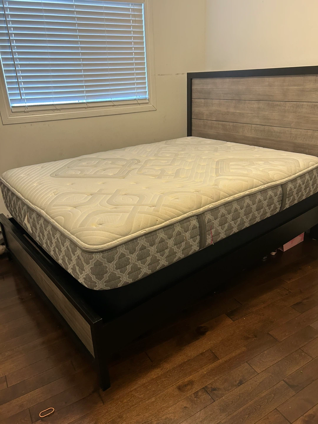 Queen Size bed and mattress - photo 3