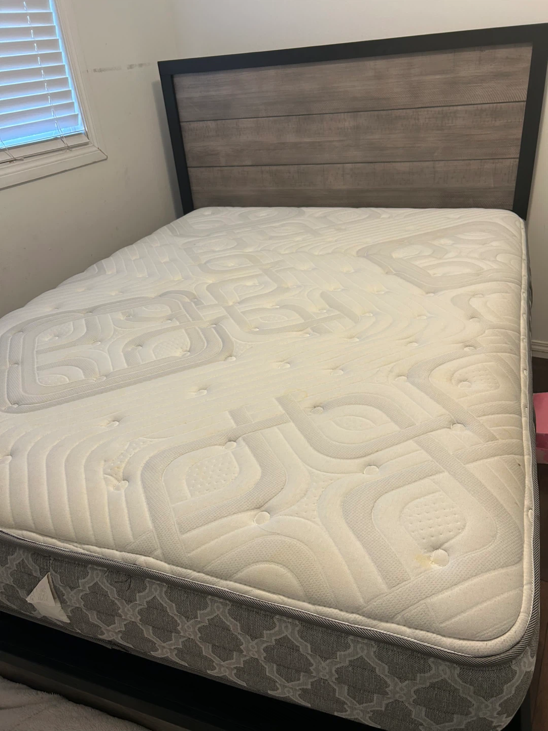Queen Size bed and mattress - photo 2