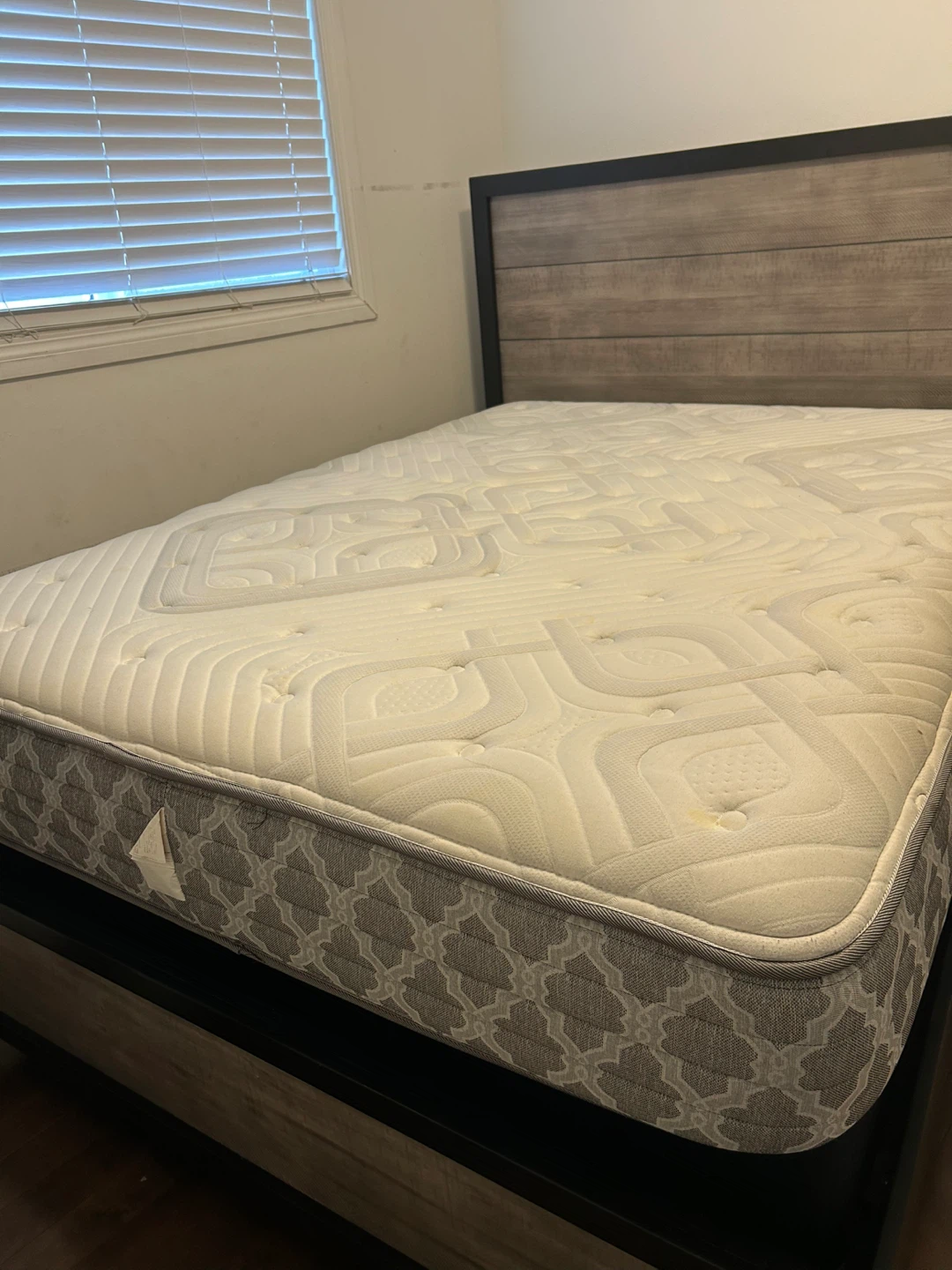 Queen Size bed and mattress - photo 4