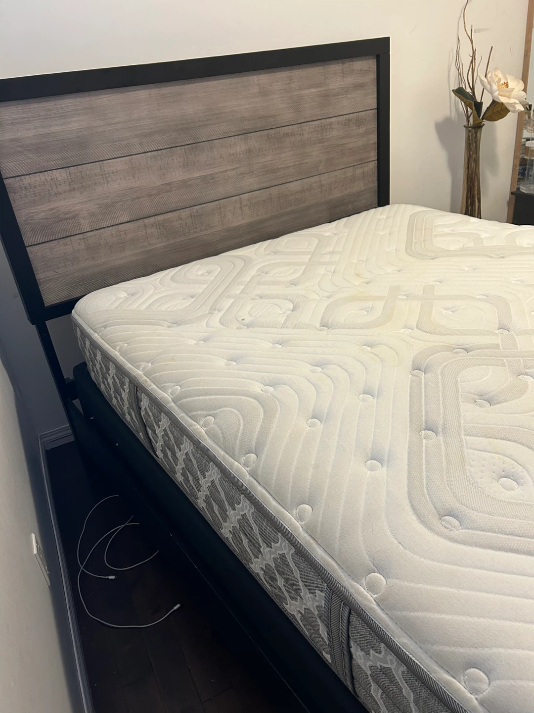 Queen Size bed and mattress - photo 5