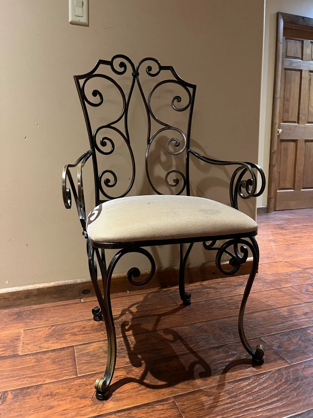 Decorative chair image indicator(3)