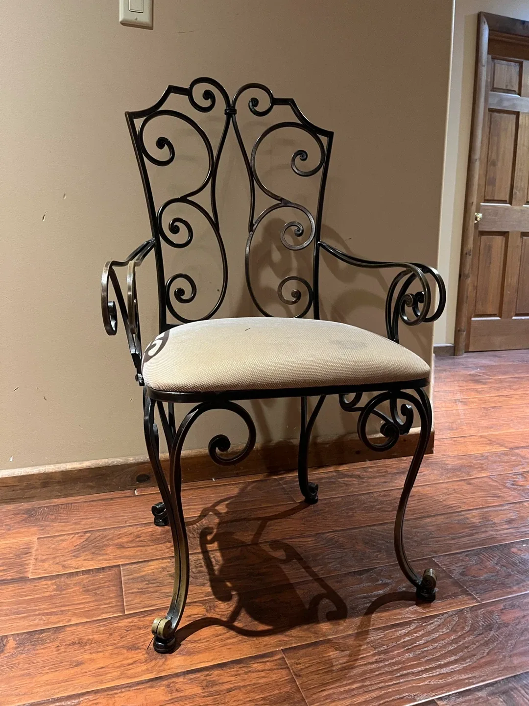 Decorative chair image indicator(4)