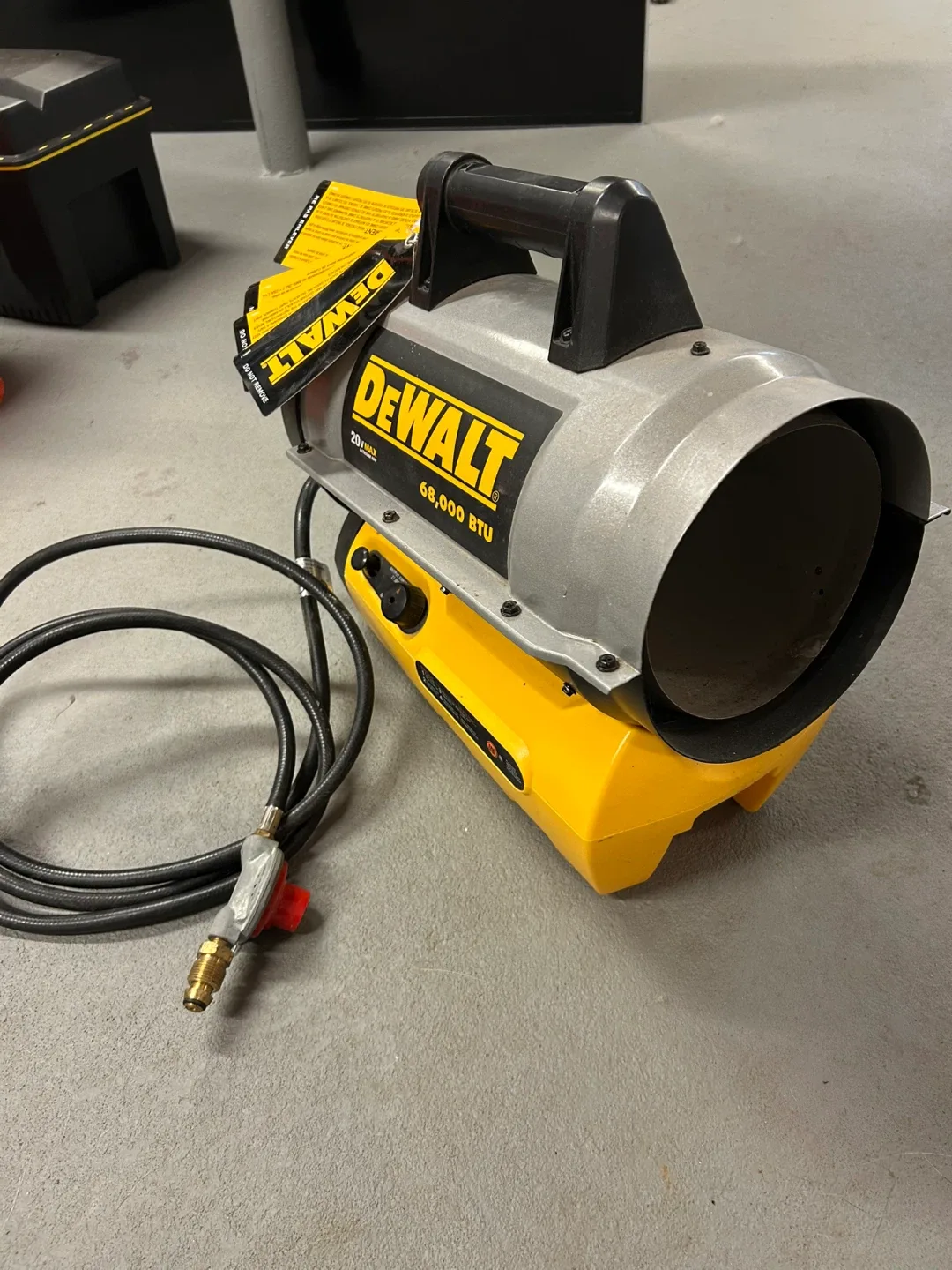 DeWALT 20V Max 68,000 BTU Propane Forced Air Heater image indicator(3)