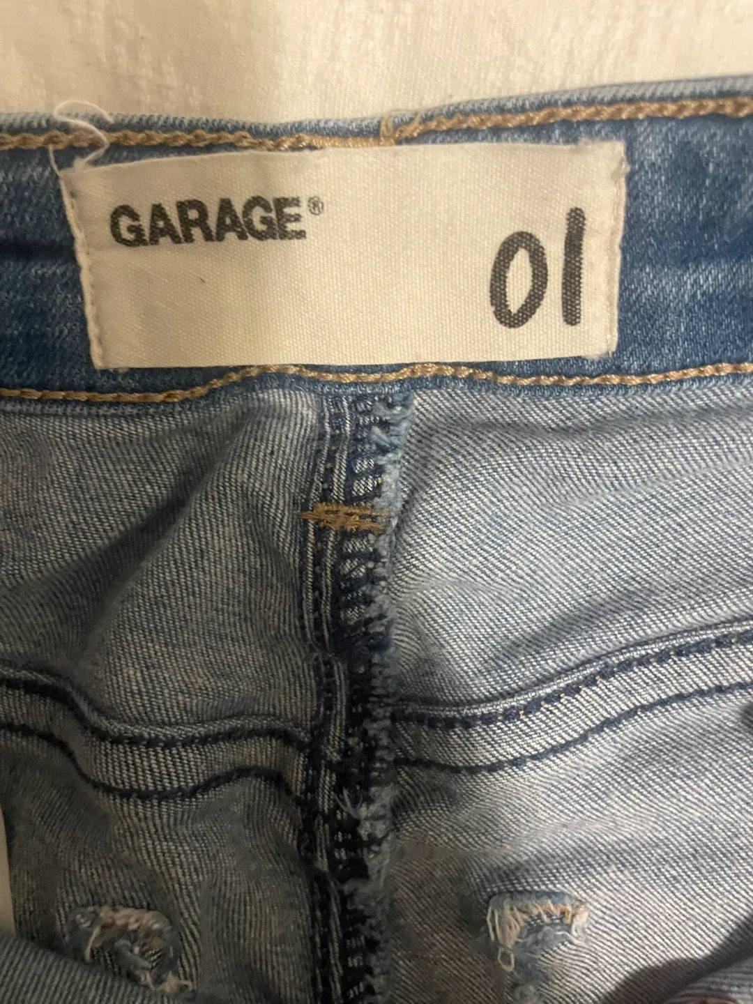 Garage Distressed Light Wash Jeans - Size 01 image indicator(4)