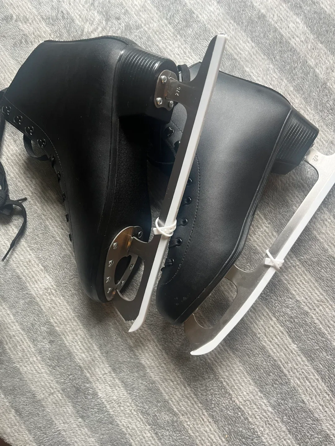 Cascade Lake Placid Black Ice Skates image indicator(4)