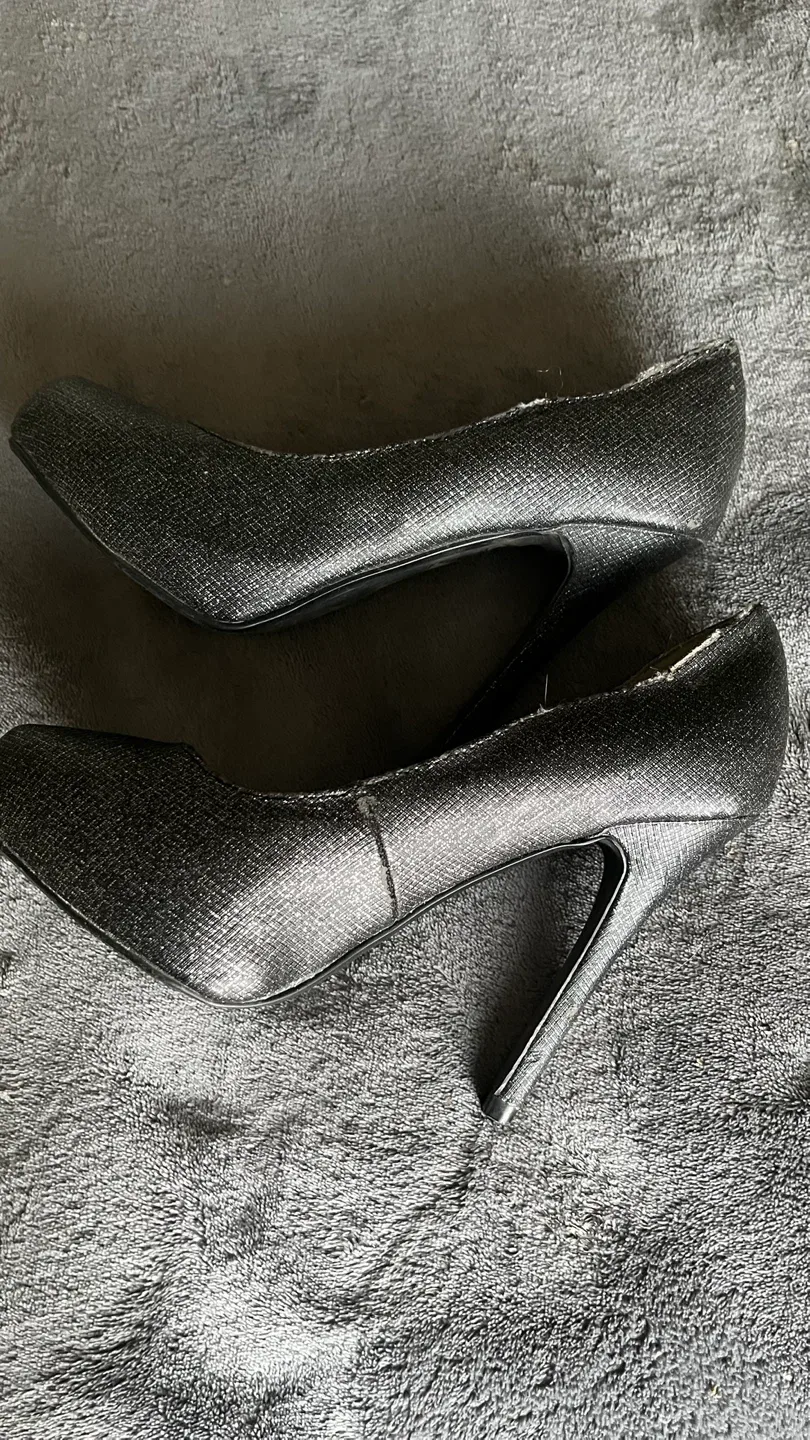 Le Chateau Heels - Size 6 image indicator(2)