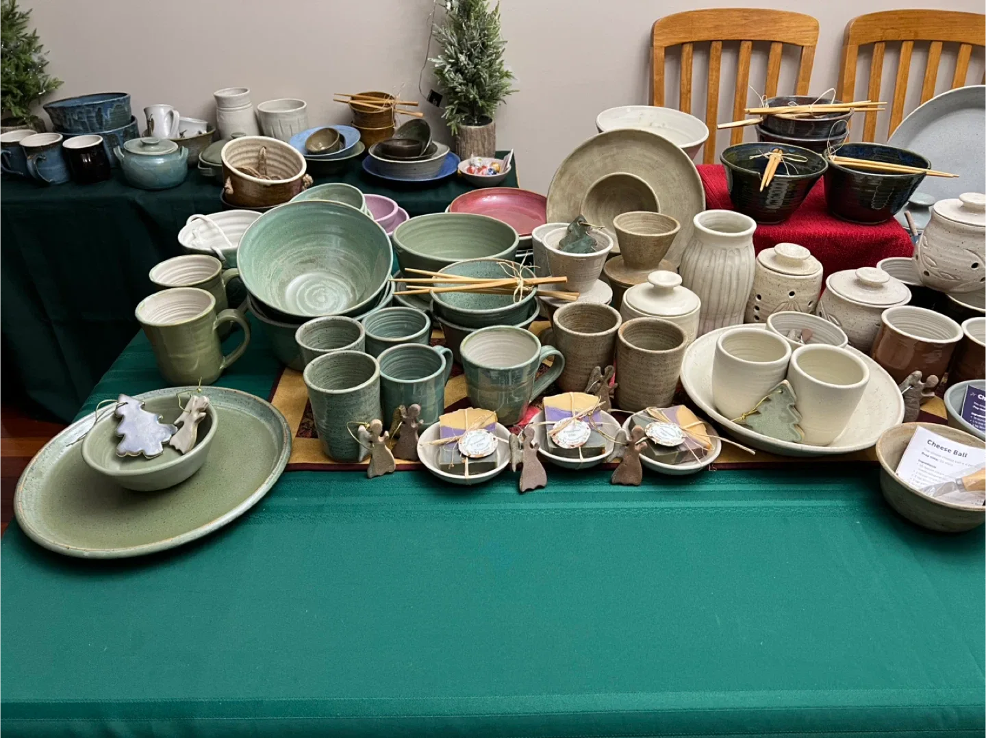 Handmade Pottery Christmas Sale image indicator(2)