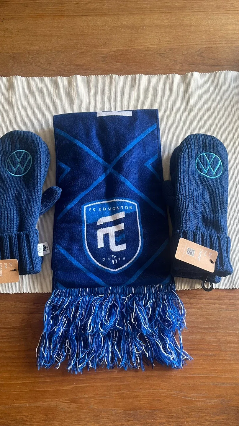 Volkswagen Scarf and Mittens Set - New image indicator(2)