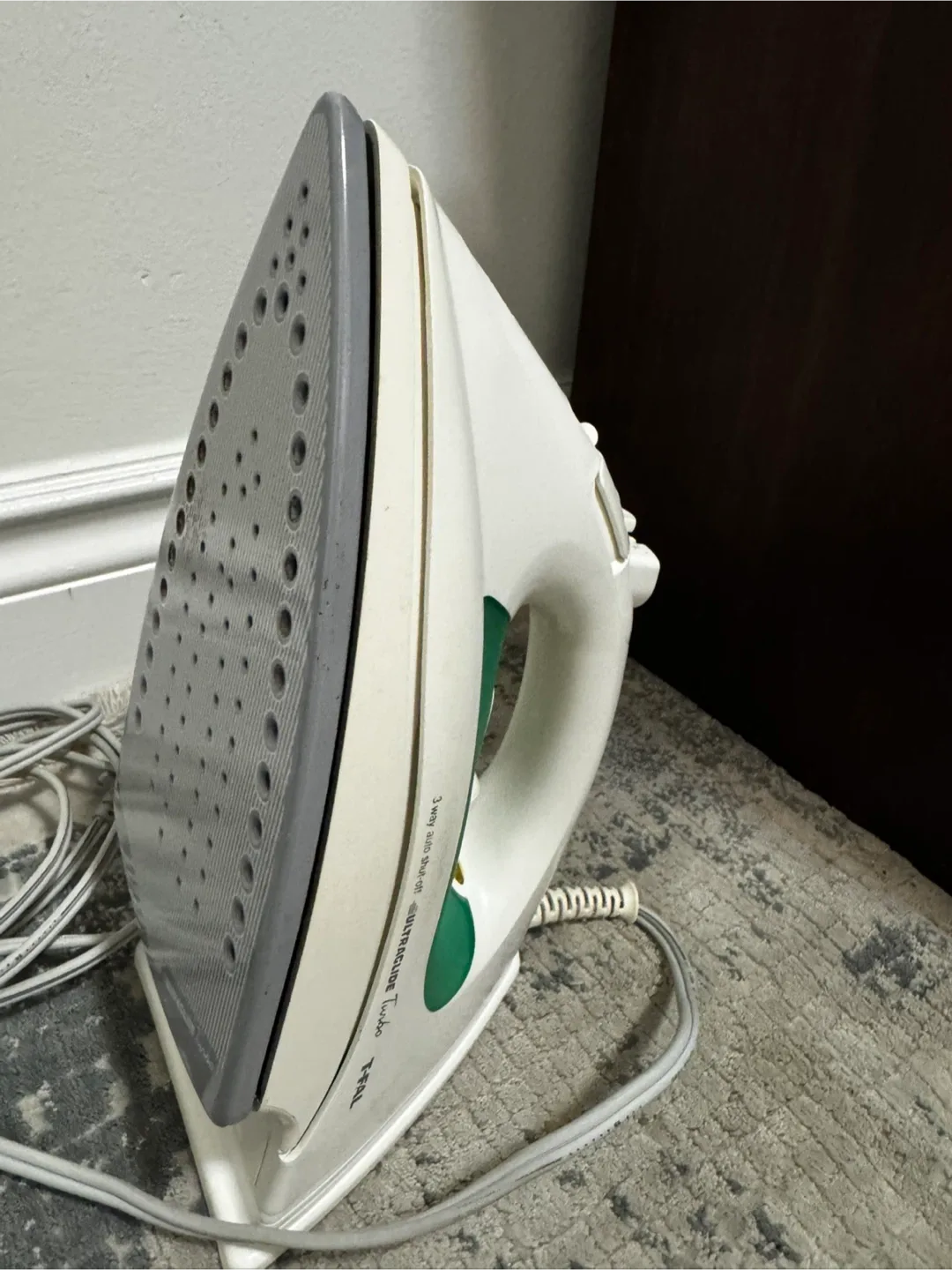 The T-fal Ultraglide Turbo 3-way auto shut-off iron image indicator(3)