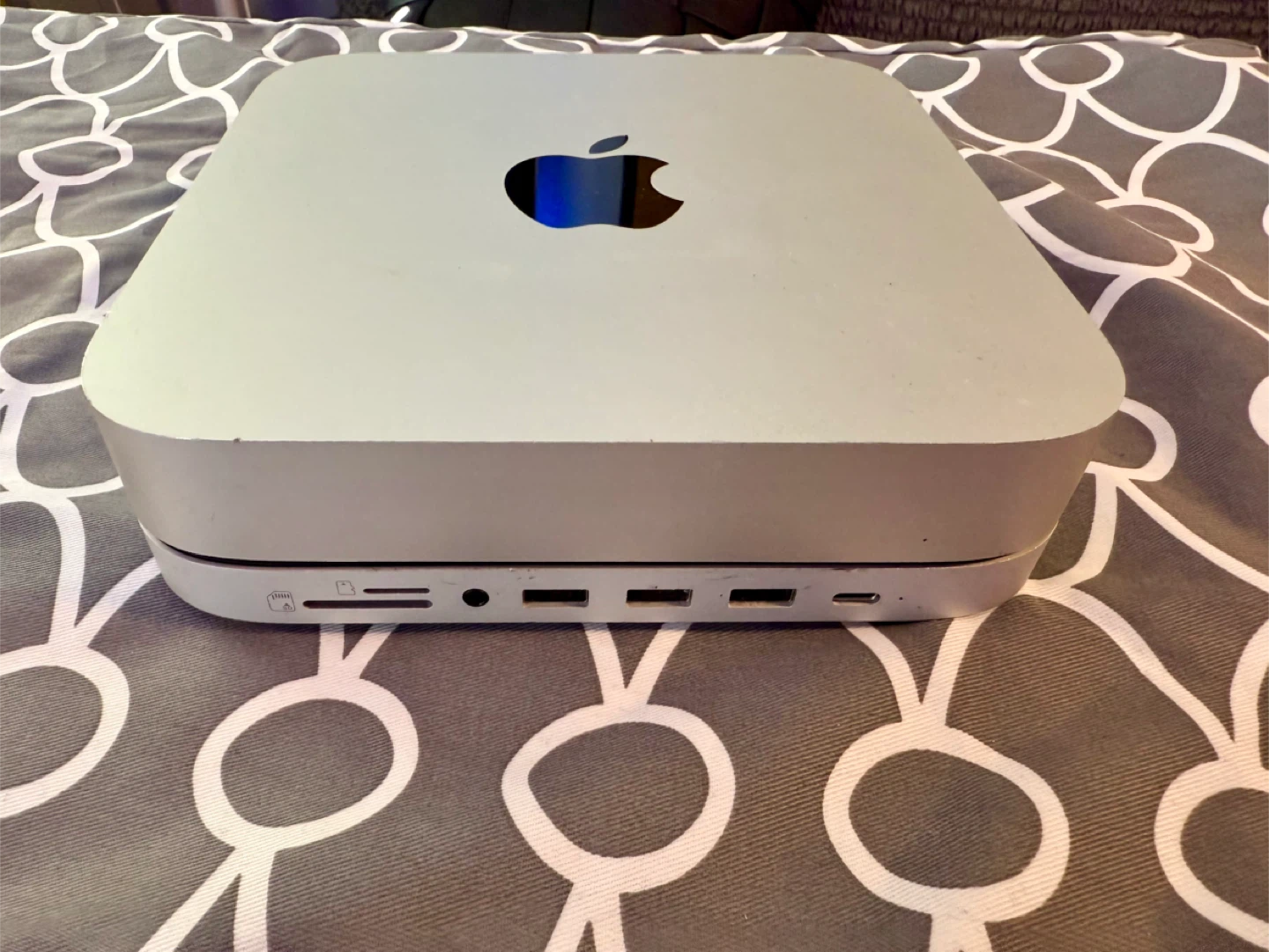 Apple Mac Mini M2 Pro (2023) - 16GB RAM / 512GB  + Satechi Hub