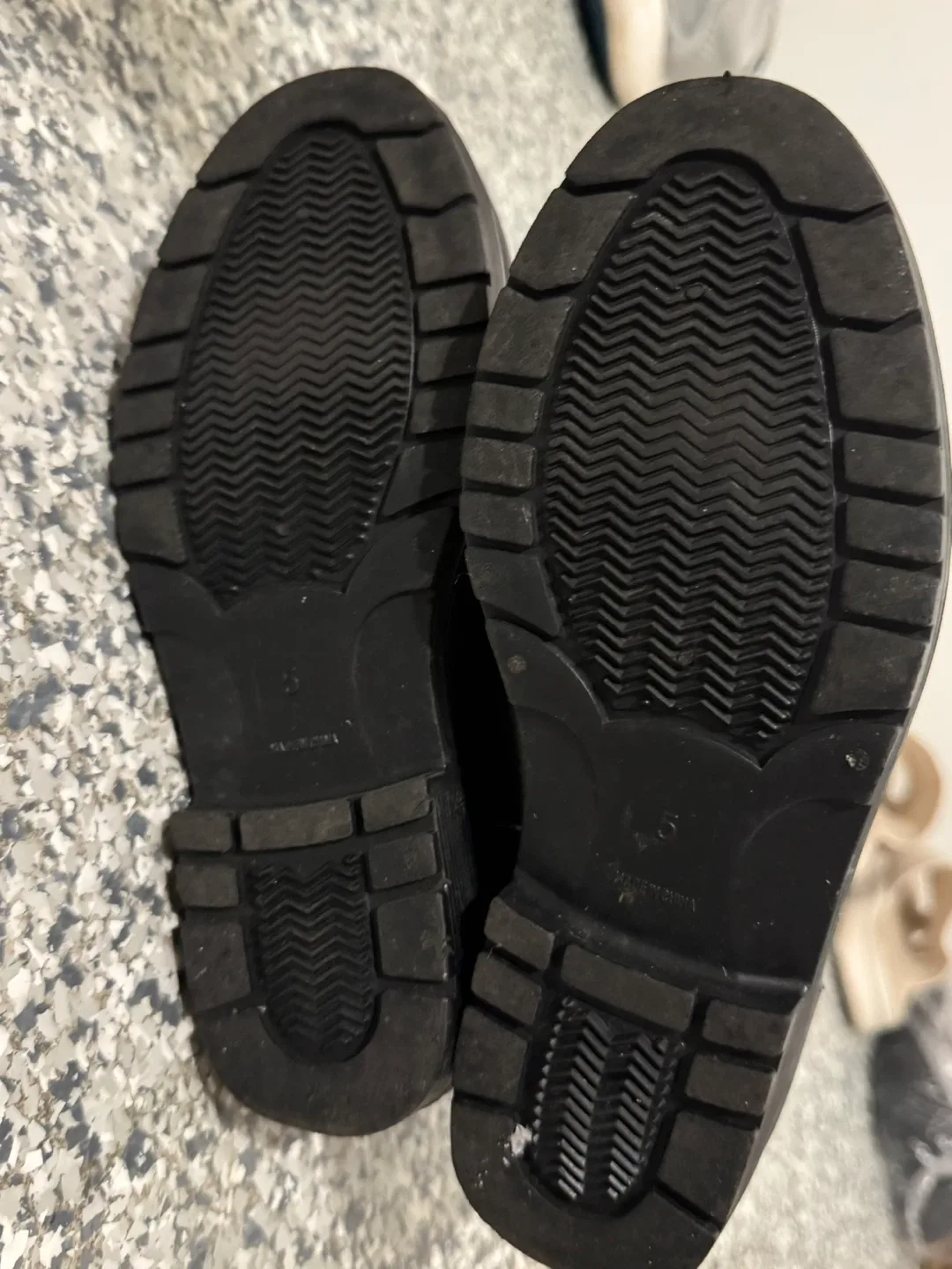 Black rain boots - women’s size 6 image indicator(3)