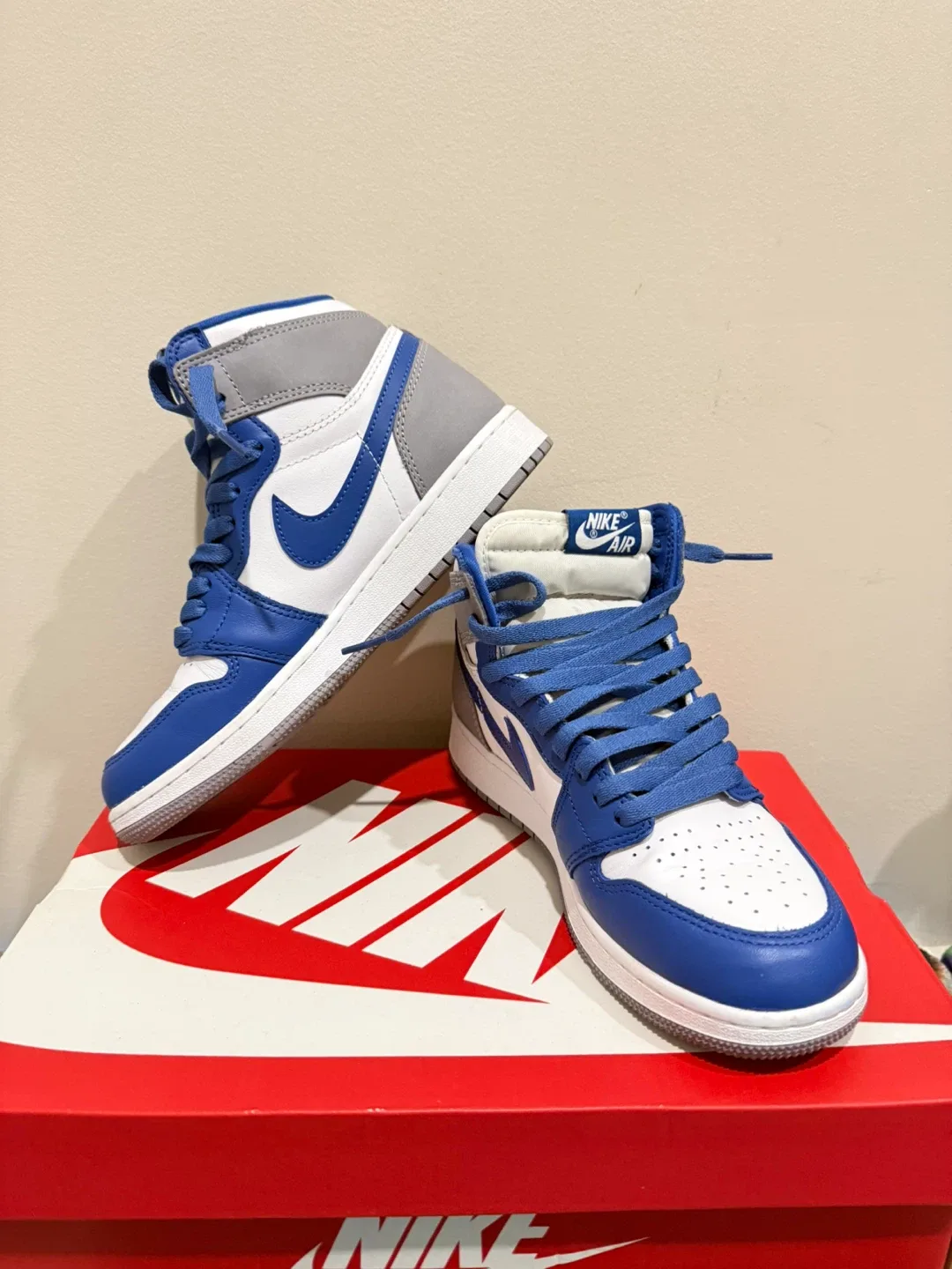 Nike Air Jordan 1 High image indicator(2)