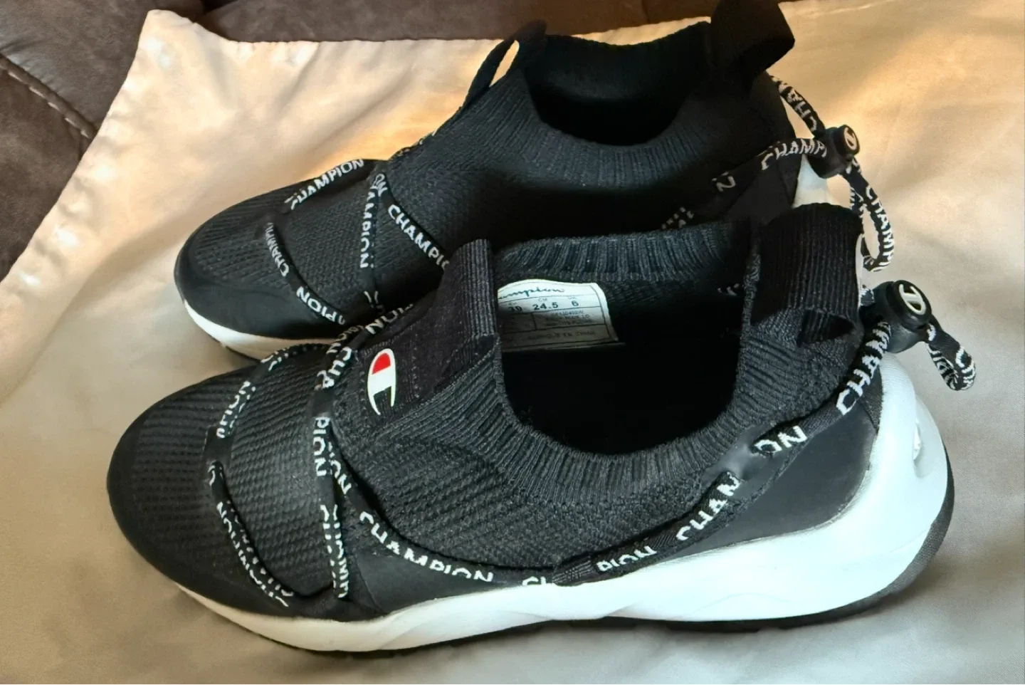 Champion Women’s Runners Size 8.5 image indicator(2)
