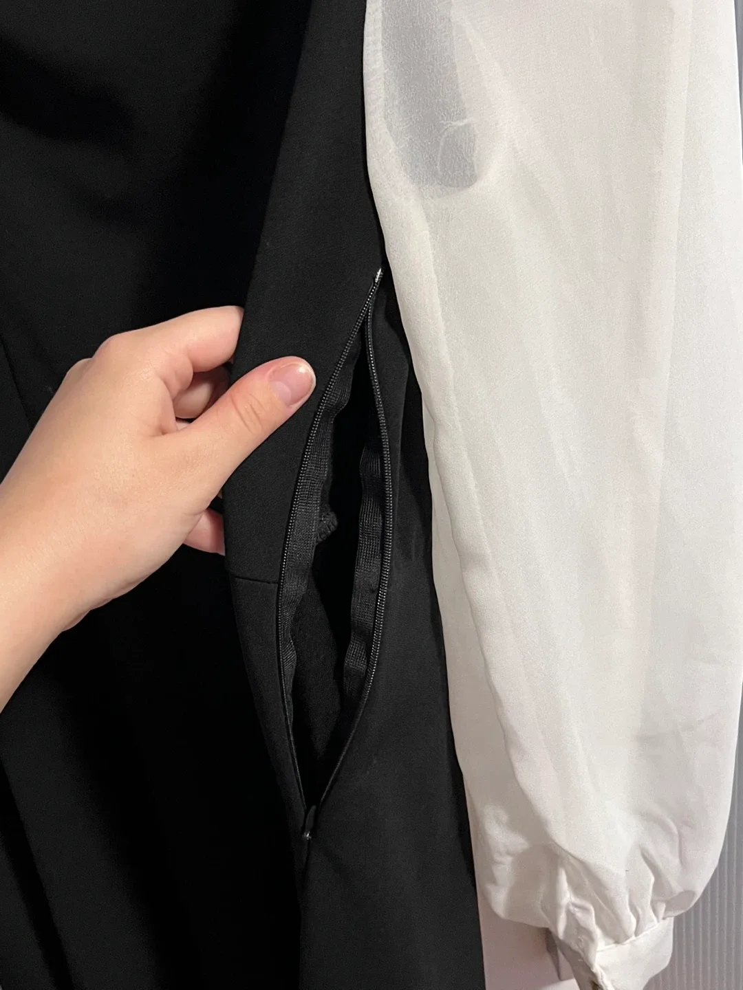 Black & White Dress image indicator(4)