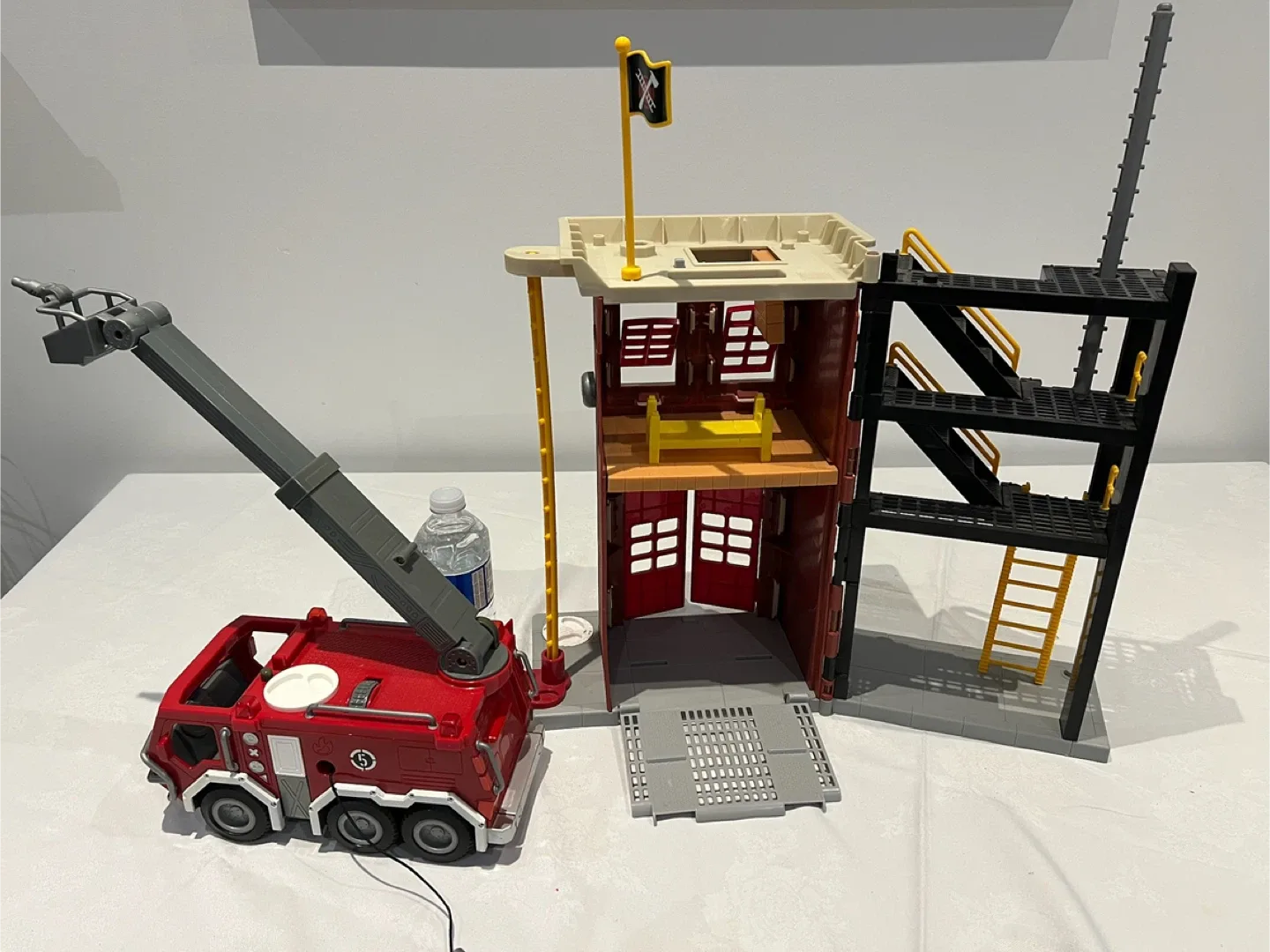 Fisher-Price Little People Fire Station Playset image indicator(3)